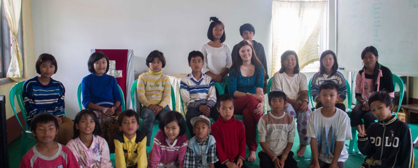 Carmen mit Waisenkindern und Betreuern