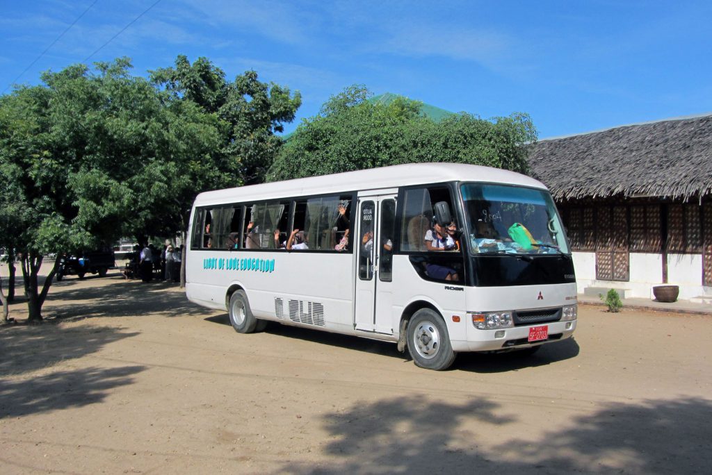 Eintreffen der beiden Schulbusse an der Schule