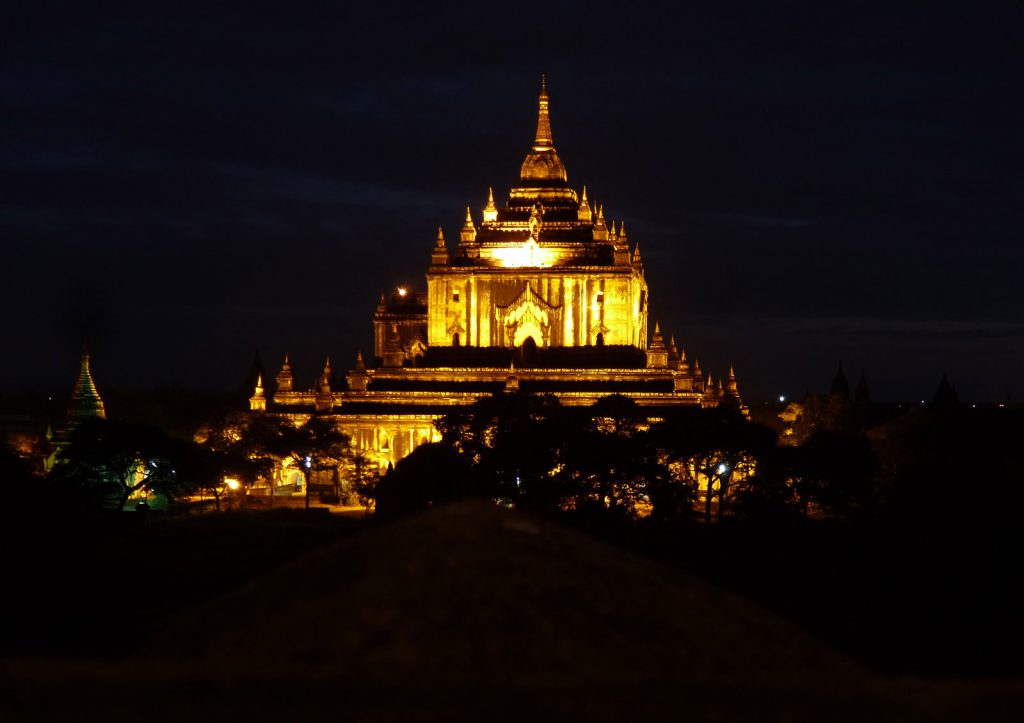 Der Ananda-Tempel bei Nacht