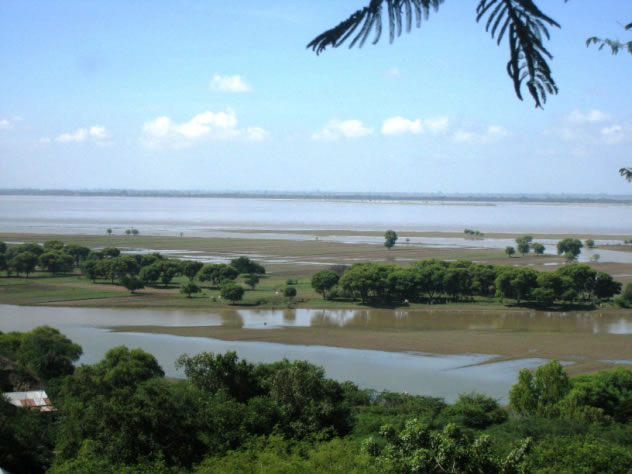 Blick vom Obergeschoss nach Südwesten auf den Ayeyarwaddy Fluss