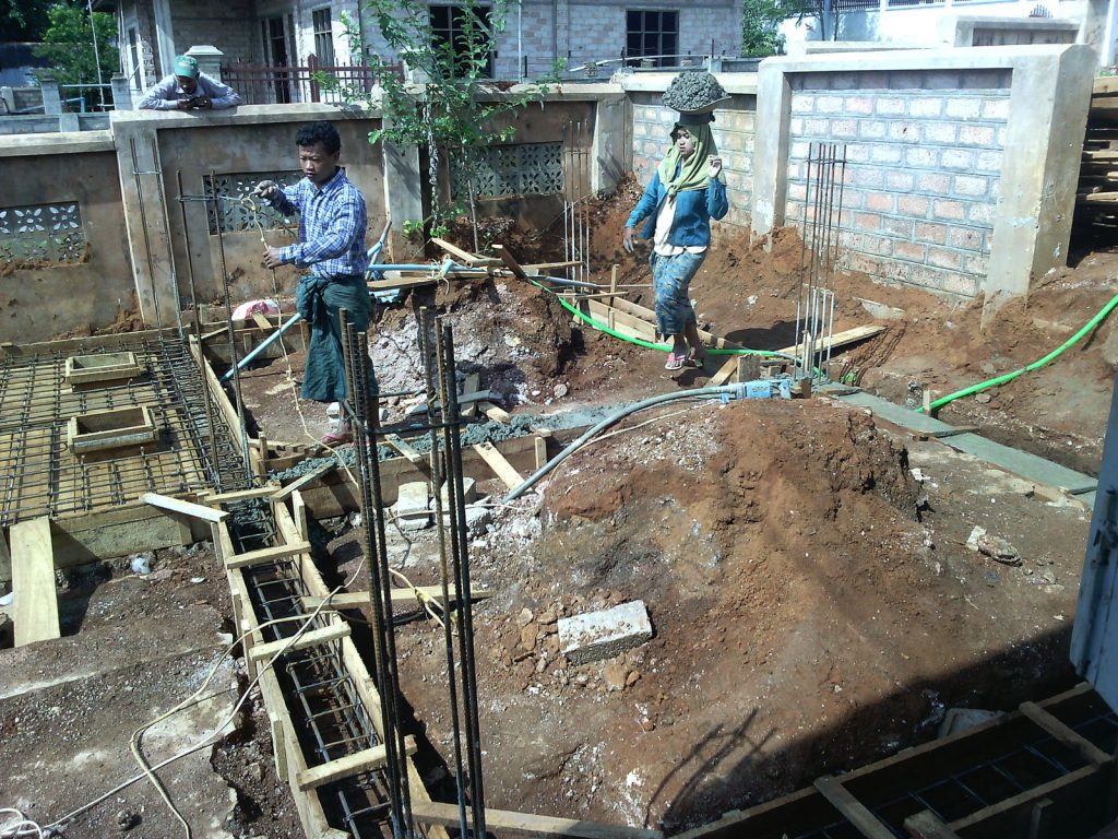 Einbau des Fäkalientanks im Fundamentbereich des Sanitärgebäudes