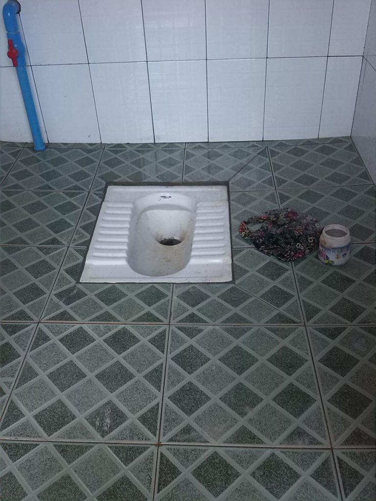 Erste fertiggestellte Toilette in landesüblicher Ausführung